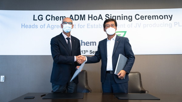 왼쪽부터 ADM CEO 후안 루시아노(Juan Luciano) 회장과 LG화학 CEO 신학철 부회장이 주요조건합의서(HOA)를 체결한 뒤 기념 촬영을 하고 있다.
