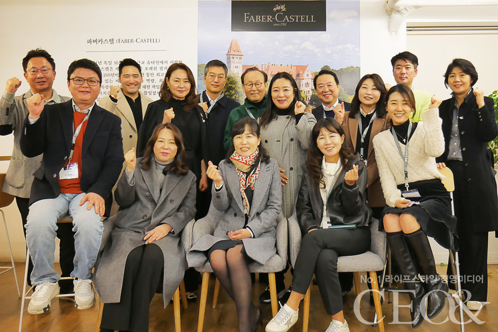 이봉기 대표와 [월간CEO&] 손홍락 대표, CEO 수강생들의 단체 사진