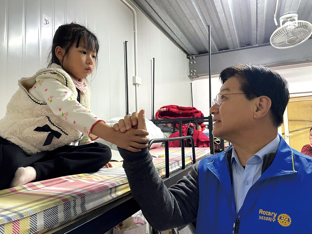 베트남 구순구개열 수술 봉사활동에 참여한 소효근 대표가 어린이를 격려하고 있다.