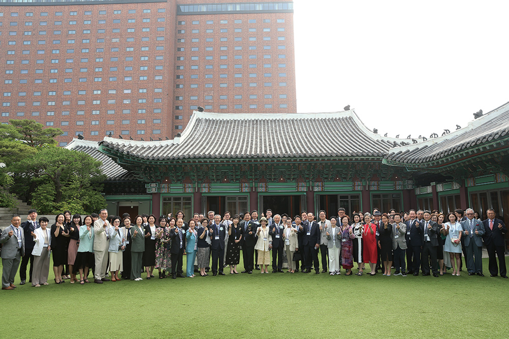 2024-25년 국제로타리 3650지구 총재표창식 겸 디너파티에 참여한 수상자들.